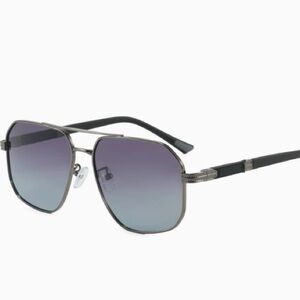 Chic Gradient Gray Sunglasses with Black Accents